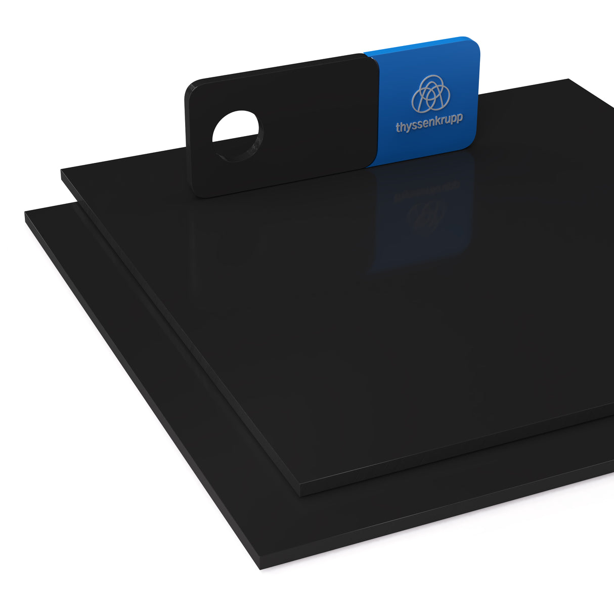 Czarna płyta z tworzywa polietylen - HD o gładkiej błyszczącej powierzchni ułożona w dwóch warstwach na górnej płycie znajduje się próbnik z logo thyssenkrupp