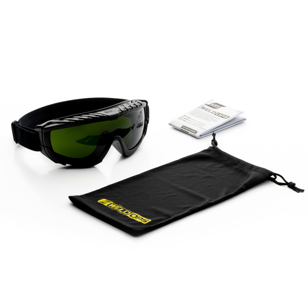 Zestaw ochronnych gogli WeldOps z przyciemnianą szybką czarną oprawką i elastycznym paskiem w komplecie z instrukcją obsługi oraz czarnym etui materiałowym z żółtym logo WeldOps przedstawiony na jasnym tle