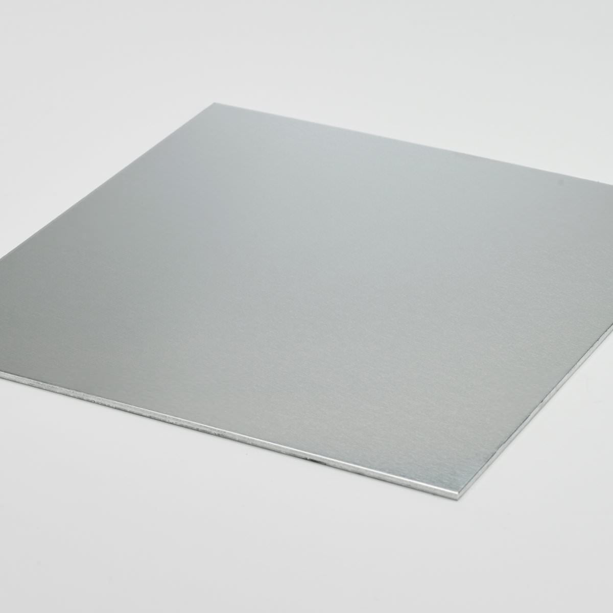 Płyta aluminiowa z blachy gatunku 1050 H14 o gładkiej srebrzystej powierzchni i cienkim przekroju przedstawiona na jasnym tle