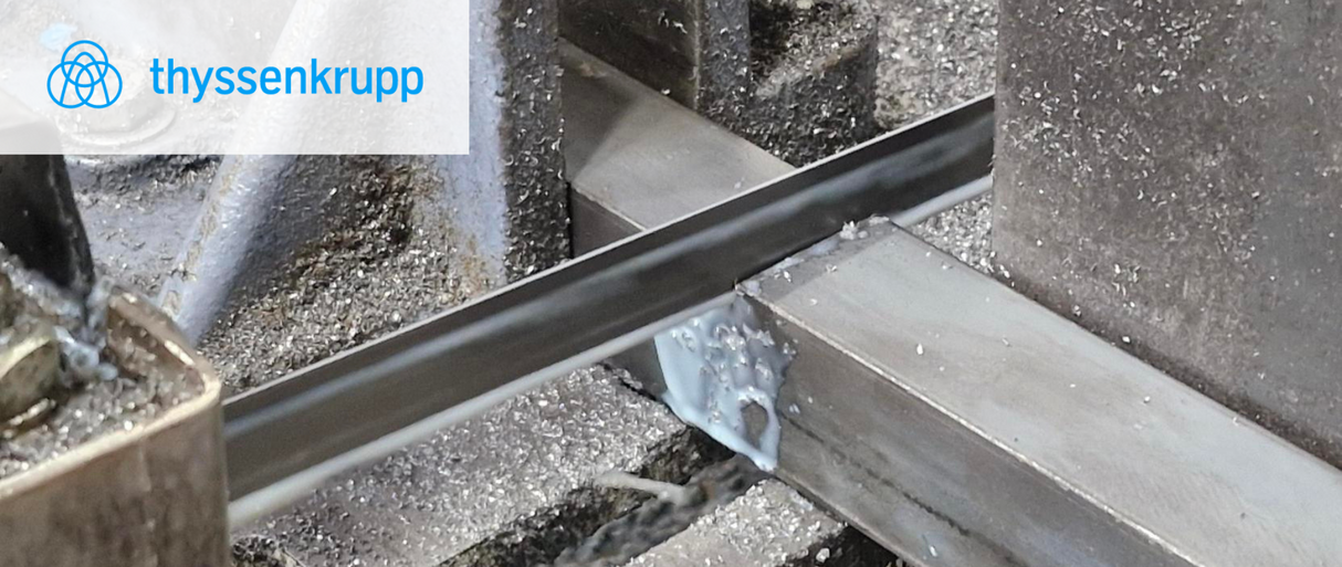 zbliżenie na cięcie profilu stalowego