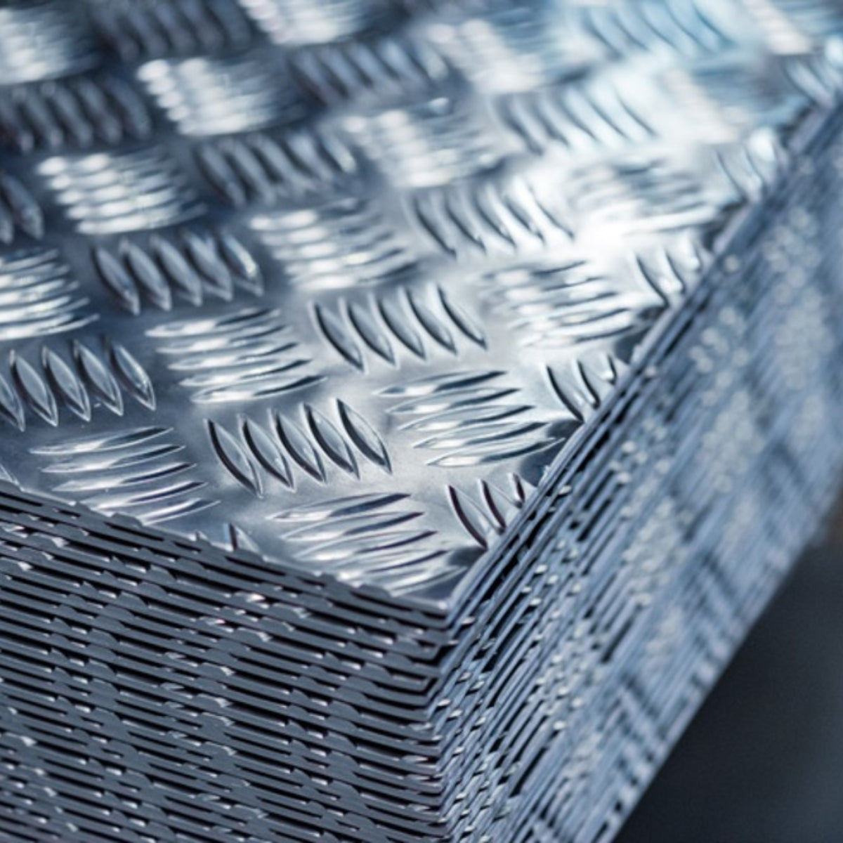 Stos arkuszy aluminiowej blachy ryflowanej z wypukłym wzorem łezek zapobiegającym poślizgnięciu