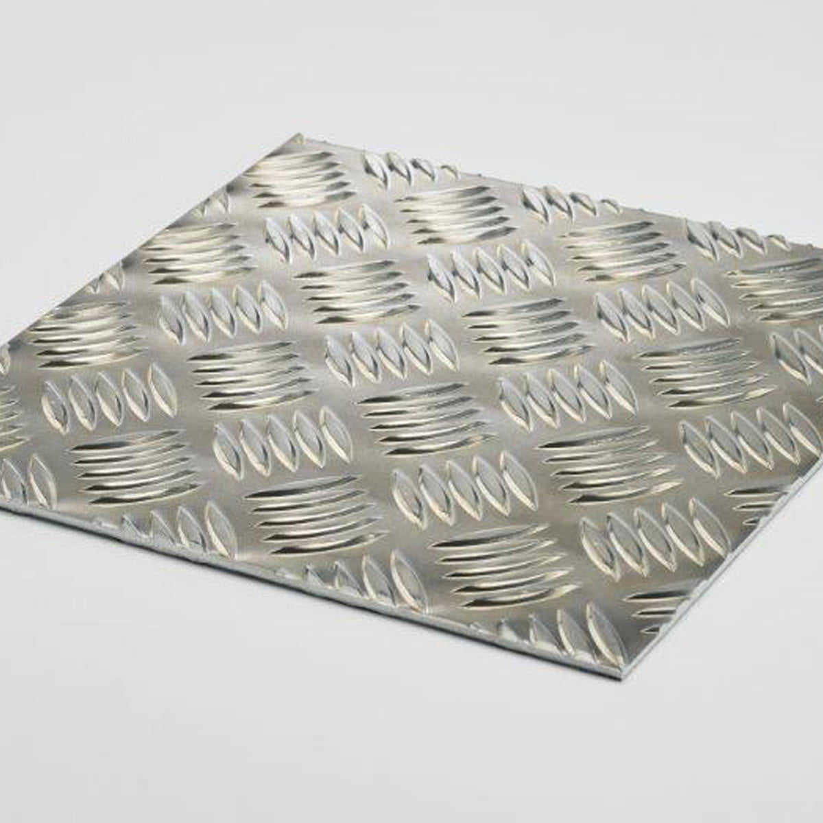 Pojedyncza aluminiowa blacha ryflowana z wypukłym wzorem łezek na jasnym tle
