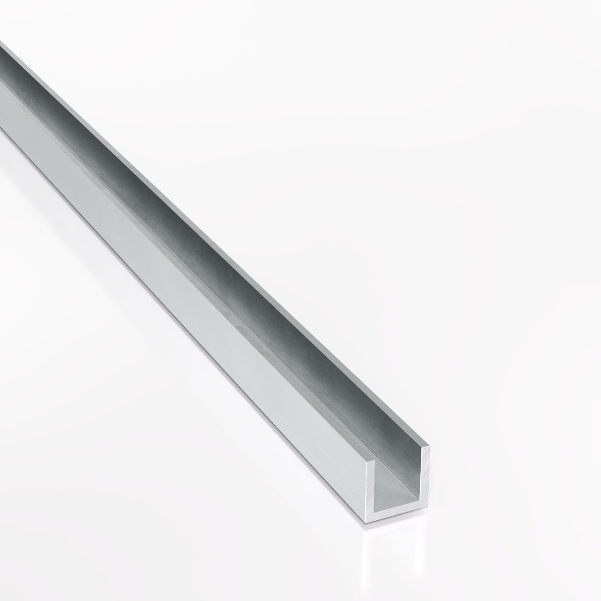 Surowy ceownik aluminiowy 15x15x2 mm PA38 EN AW-6060 T66 przedstawiony na białym tle