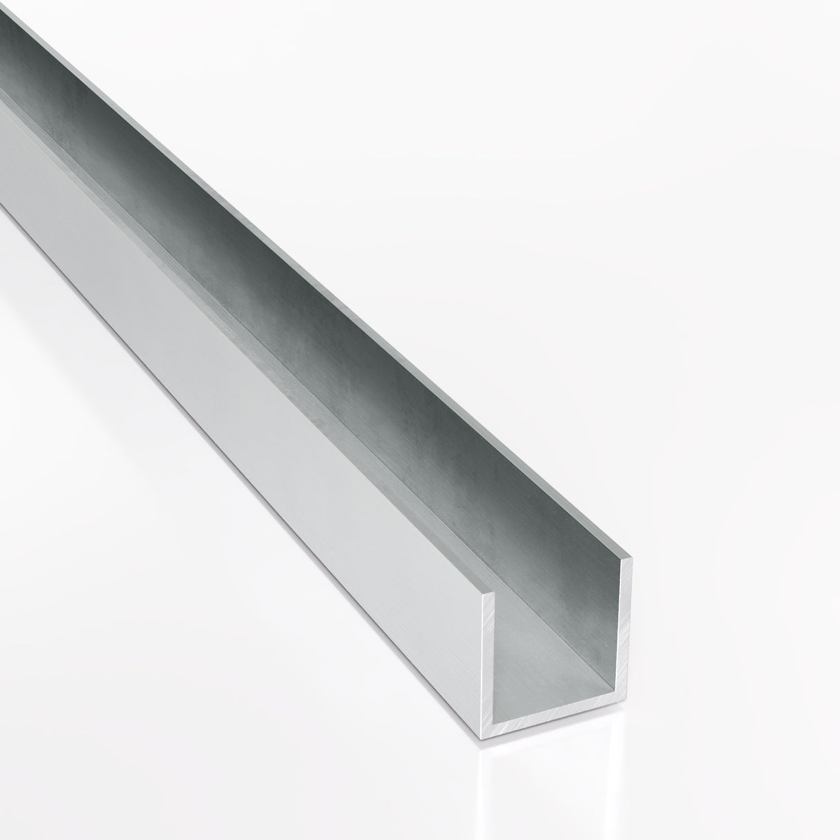 Surowy ceownik aluminiowy 25x25x2 mm PA38 EN AW-6060 T66 przedstawiony na białym tle