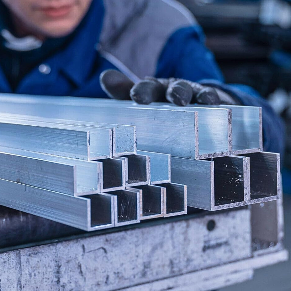 Ceowniki aluminiowe przygotowane do wysyłki w hurtowni – zdjęcie pracownika podczas kompletacji zamówienia