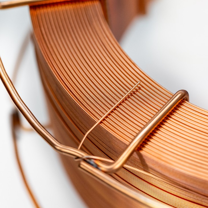 Makro ujęcie miedziowanego drutu SG2 – szczegóły splotu i faktury