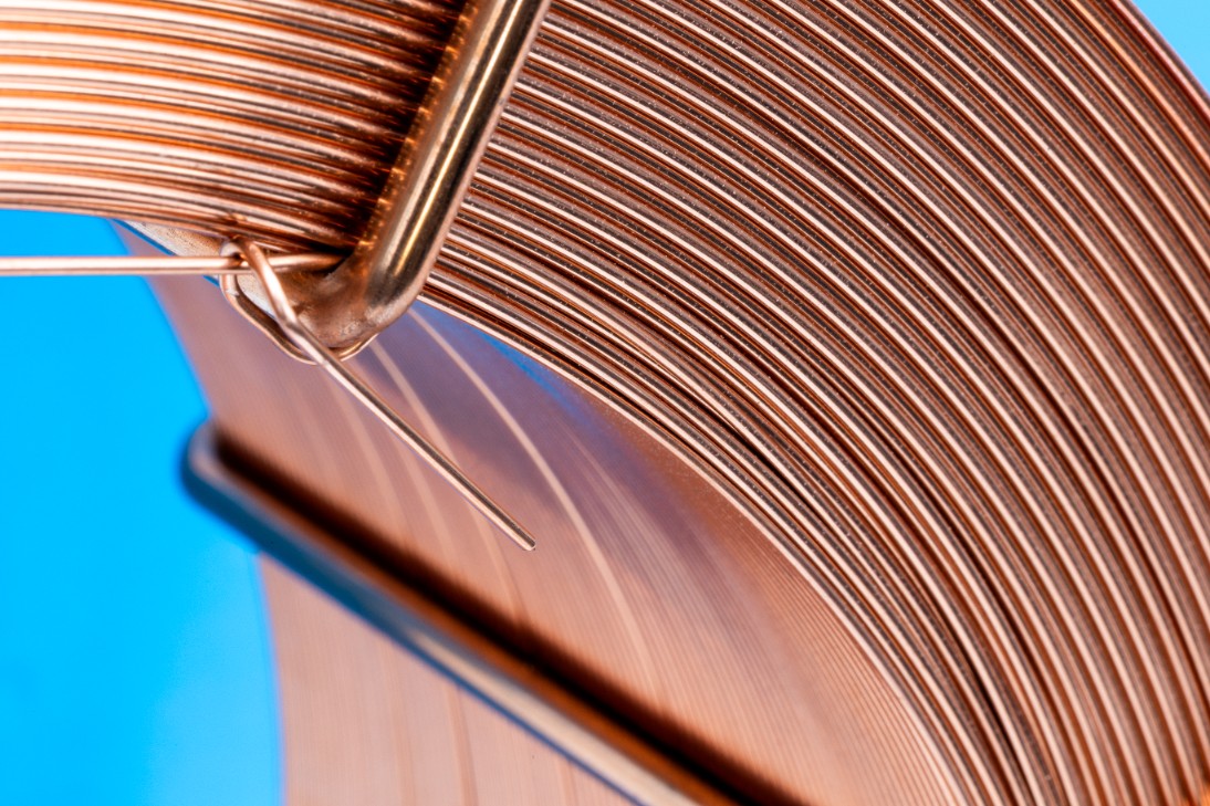 Zbliżenie na drut spawalniczy SG2 ukazujące jego strukturę