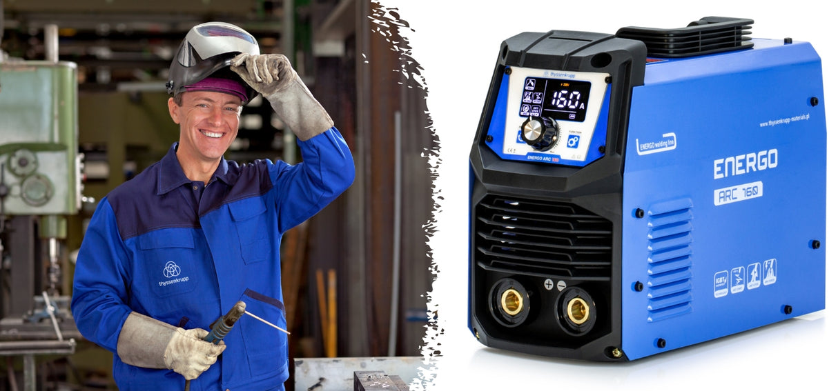 Spawacz w odzieży roboczej thyssenkrupp prezentujący spawarkę ENERGO ARC 160A w hali produkcyjnej