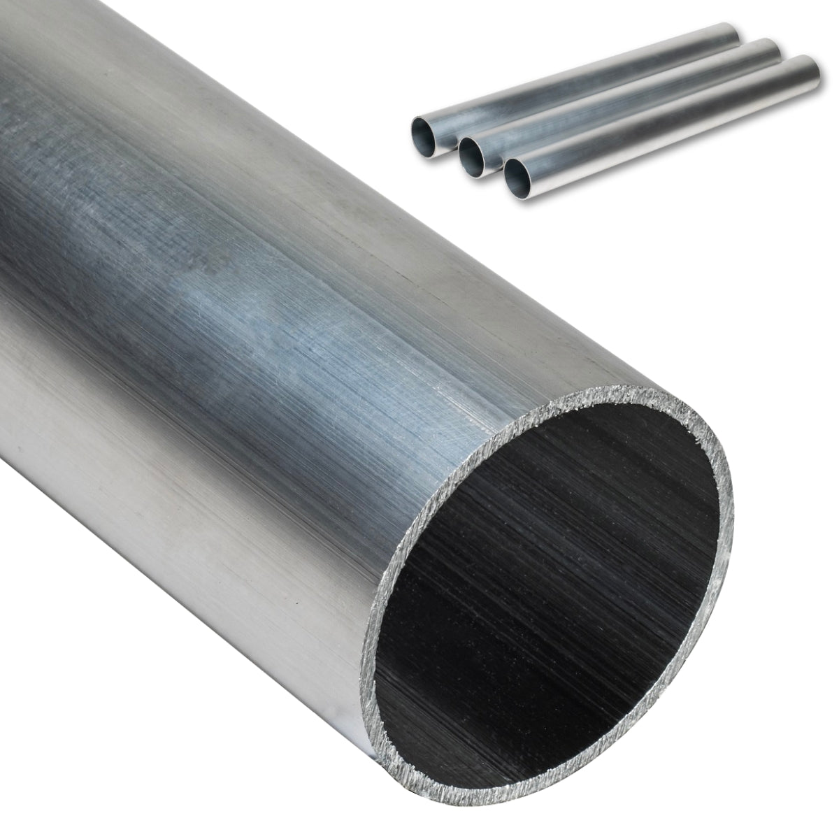 Zbliżenie na aluminiową rurę z widoczną surową fakturą powierzchni oraz nierównym cięciem poprzecznym w tle widoczne trzy cienkościenne rury aluminiowe w perspektywie pokazujące różne długości i średnice