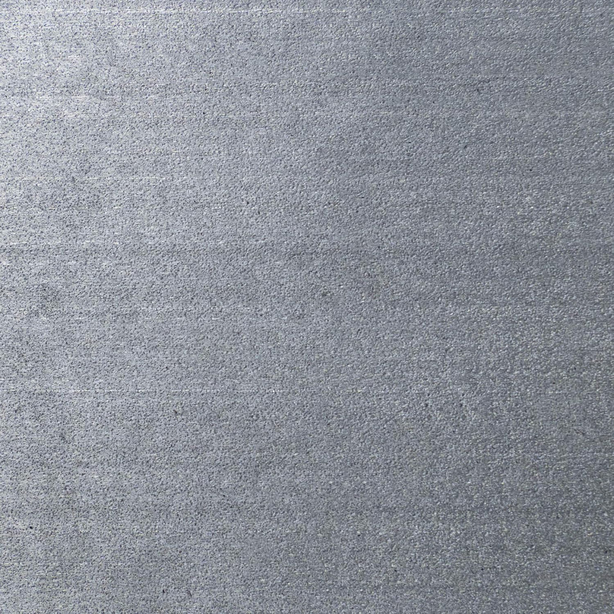 Zbliżenie na powierzchnię stali nierdzewnej o jednolitej strukturze