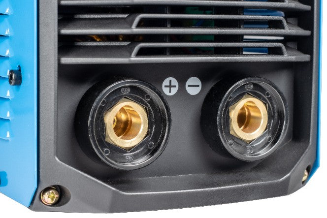 bliżenie na gniazda podłączeniowe spawarki MMA ENEGOarc 160A