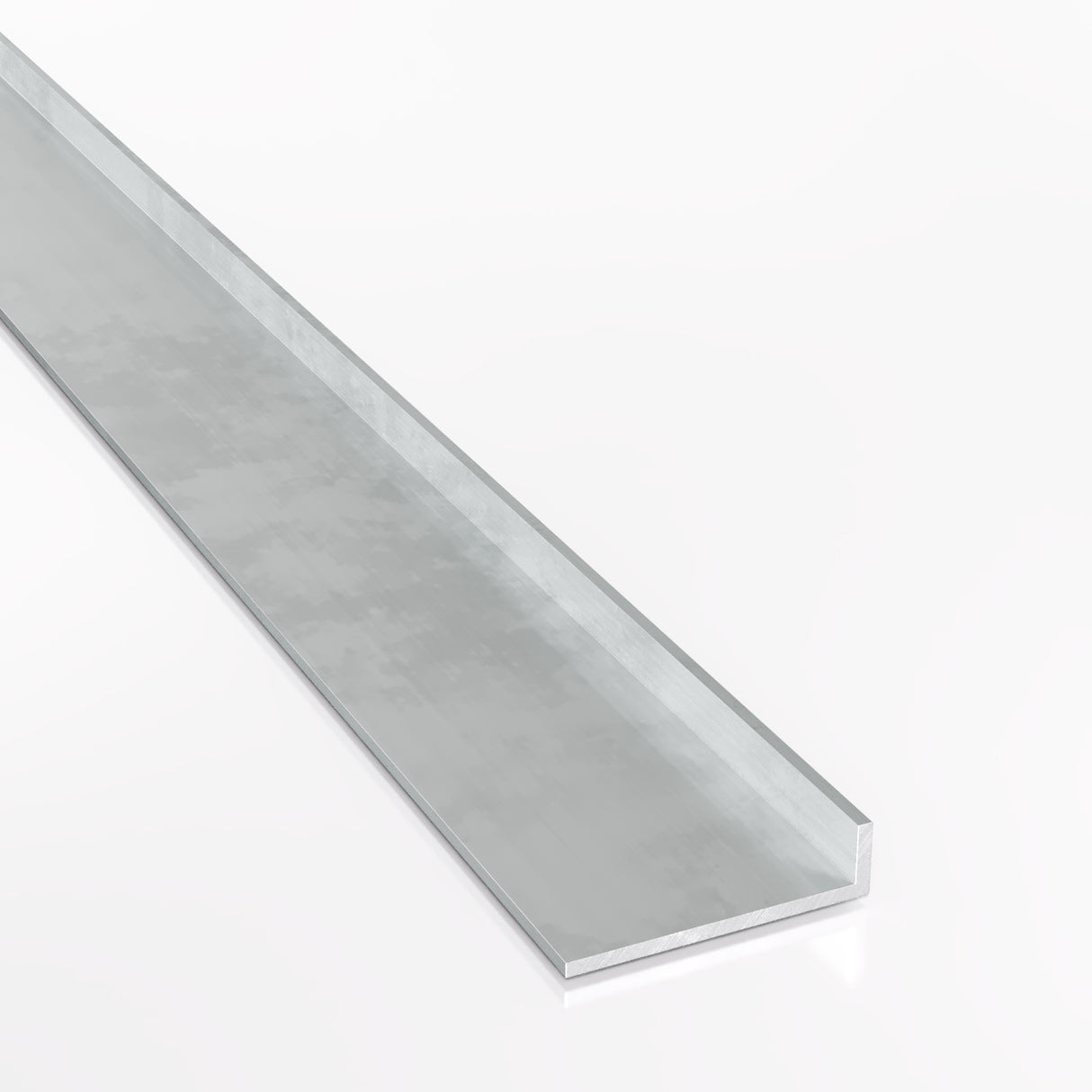 Surowy kątownik aluminiowy 40x20x2 mm PA38 EN AW-6060 przedstawiony na białym tle