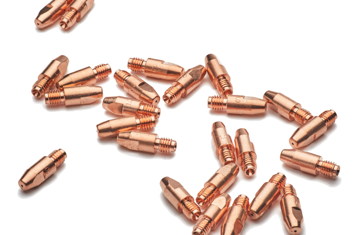 Zestaw wielu końcówek prądowych MB 36 fi 1,2 mm ułożonych luzem – widok zbiorczy