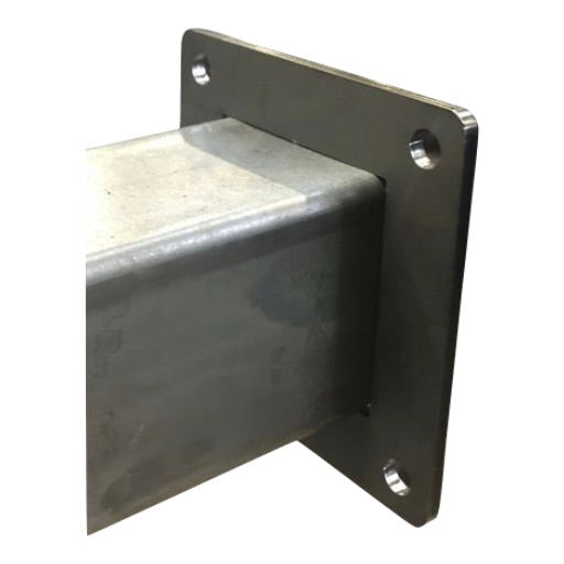 Marka montażowa zamocowana do profilu stalowego – widok montażu w praktyce