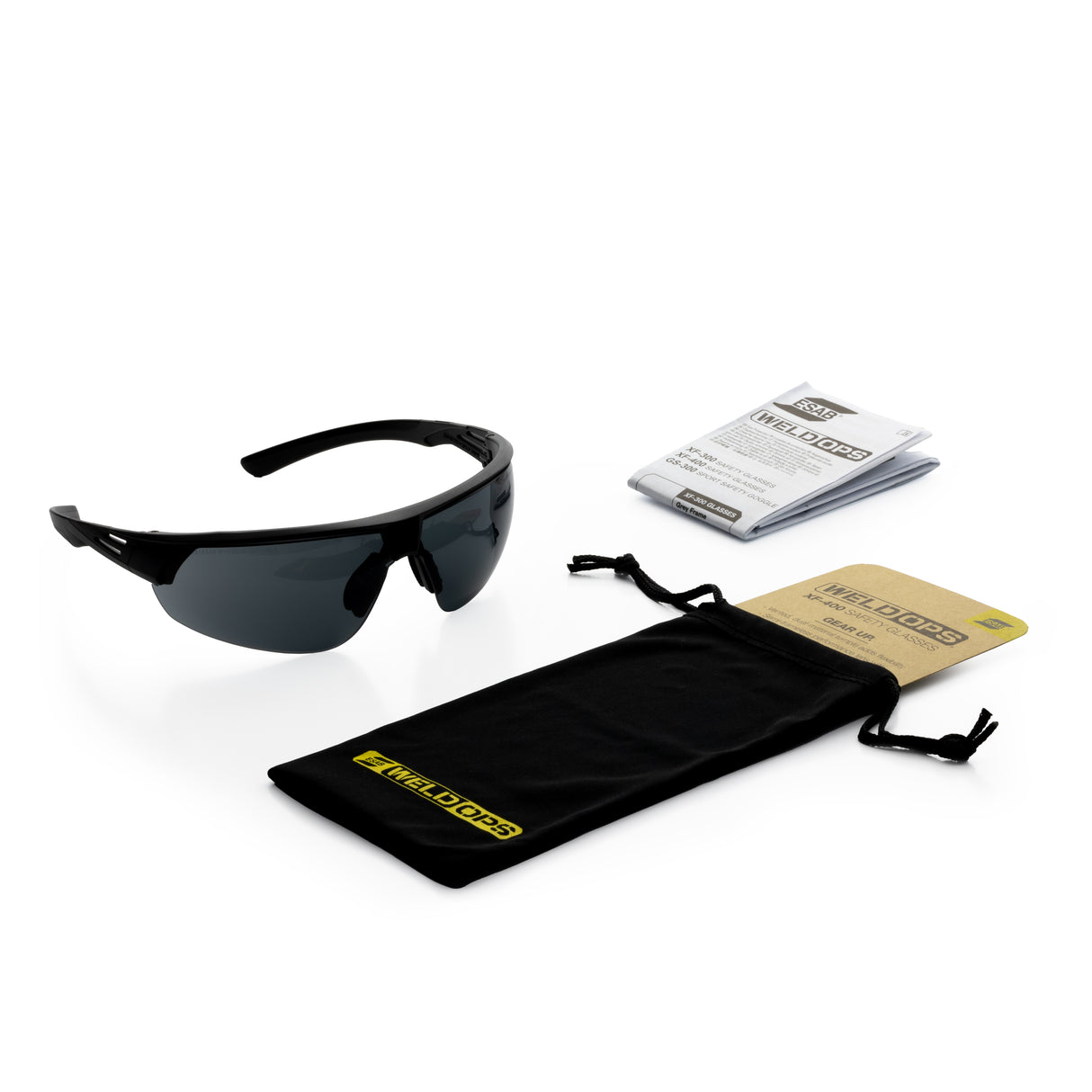 Zestaw ochronnych okularów ESAB WeldOps z przyciemnianymi soczewkami odpornymi na zarysowania zawierający okulary czarne etui materiałowe z żółtym logo WeldOps oraz instrukcję obsługi przedstawiony na jasnym tle