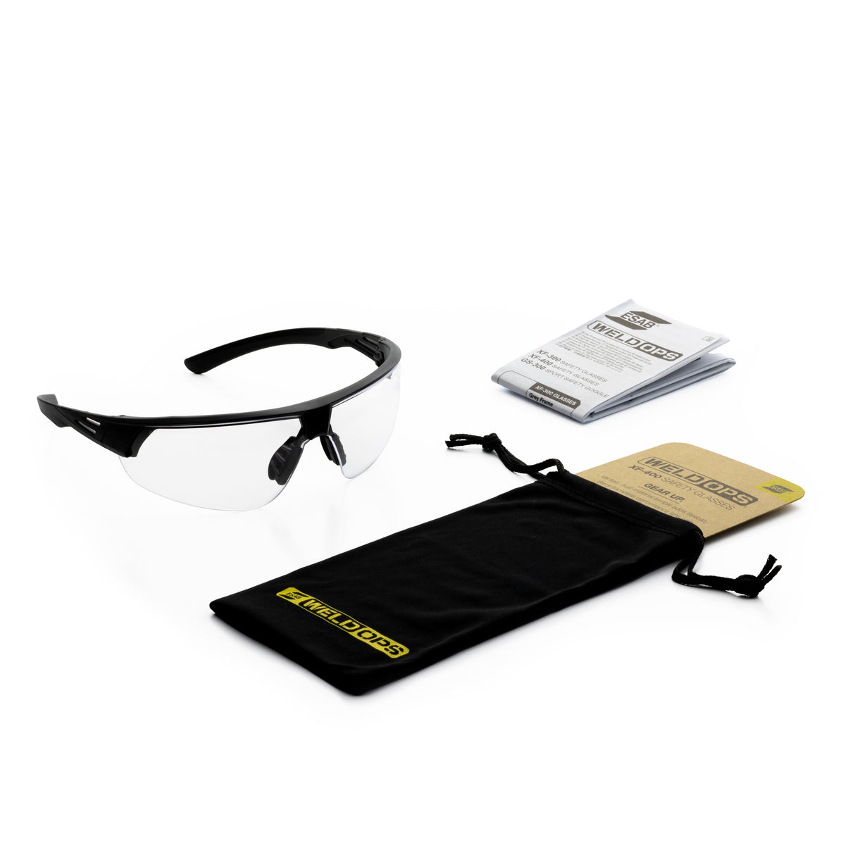Zestaw ochronnych okularów WeldOps XF-400 z bezbarwnymi soczewkami odpornymi na zarysowania zawierający okulary czarne materiałowe etui z żółtym logo WeldOps oraz instrukcję obsługi przedstawiony na jasnym tle