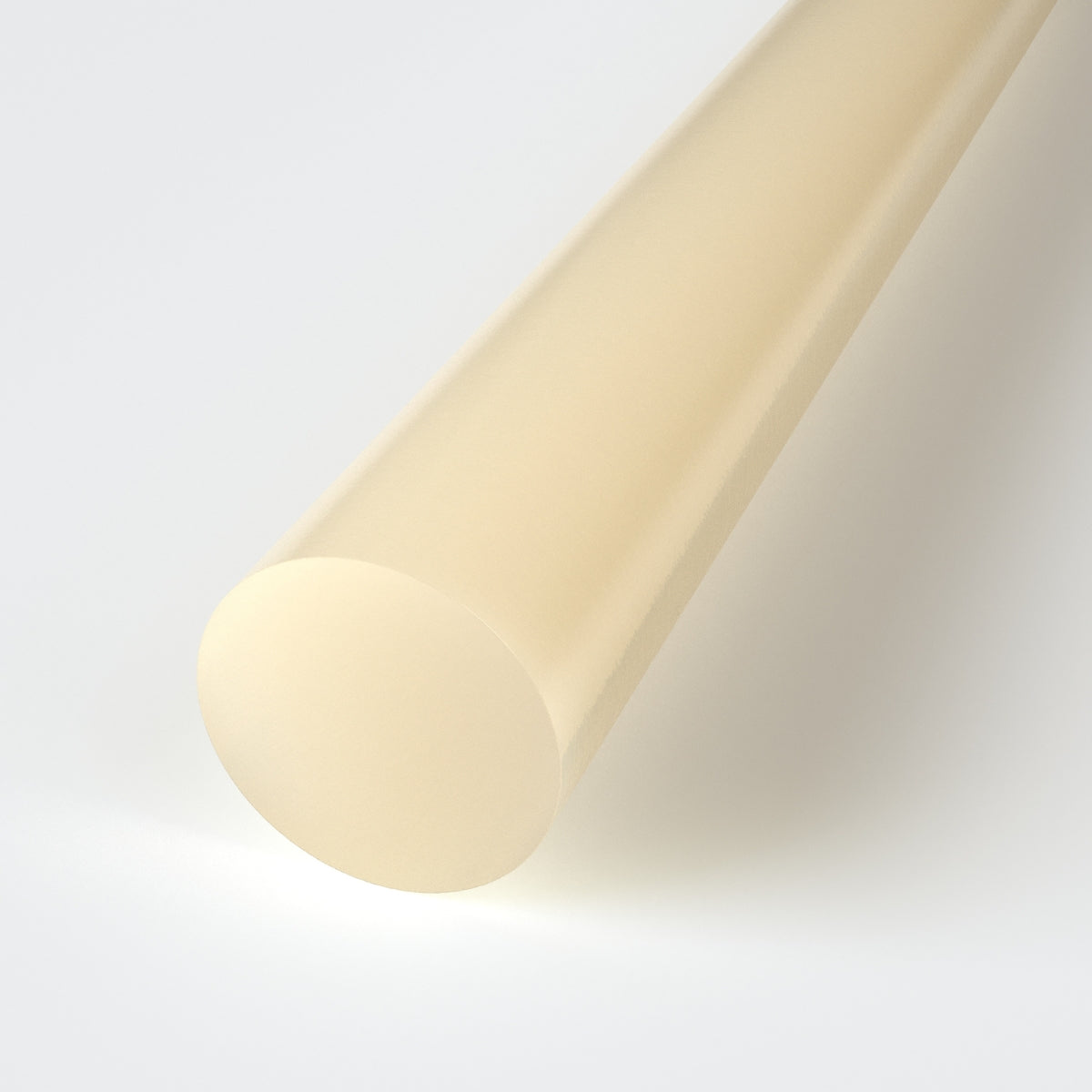 Pręt z tworzywa sztucznego PA6 (poliamid) w naturalnym kolorze mlecznobeżowym o gładkiej jednorodnej powierzchni i okrągłym przekroju przedstawiony na jasnym tle