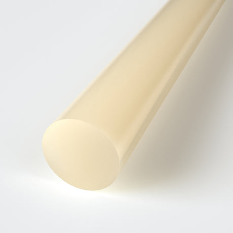 Pręt z tworzywa sztucznego PA6 (poliamid) w naturalnym kolorze mlecznobeżowym o gładkiej jednorodnej powierzchni i okrągłym przekroju przedstawiony na jasnym tle