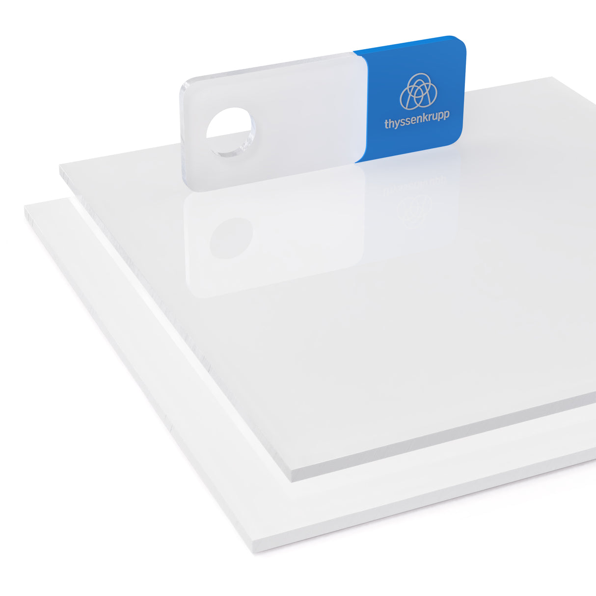 Mlecznobiała lita płyta z poliwęglanu (PC) o gładkiej lekko błyszczącej powierzchni ułożona w dwóch warstwach na górnej płycie znajduje się próbnik z logo thyssenkrupp