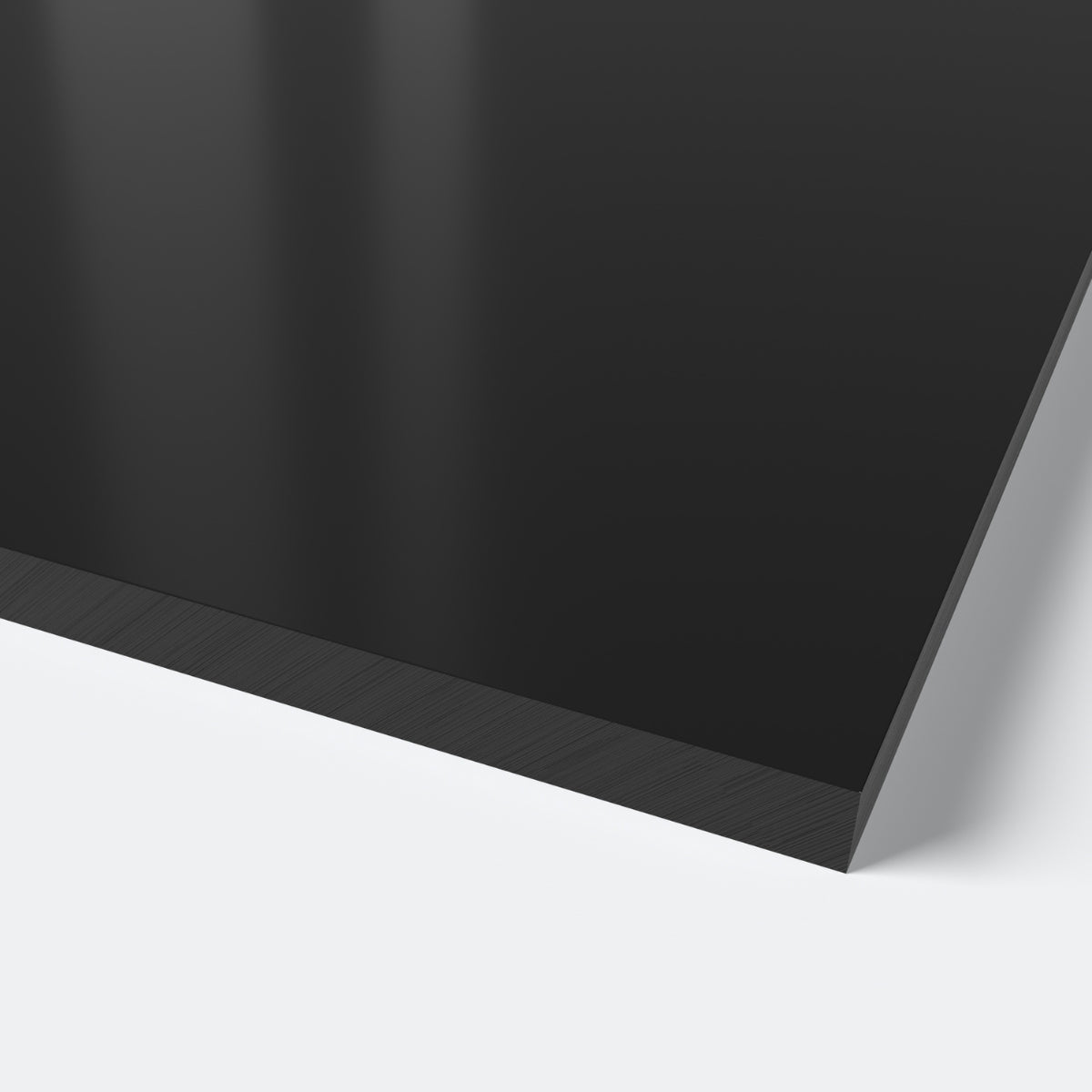 Czarna płyta z polietylenu 500 o gładkiej jednorodnej powierzchni i wyraźnie widocznym przekroju krawędzi przedstawiona na jasnym tle