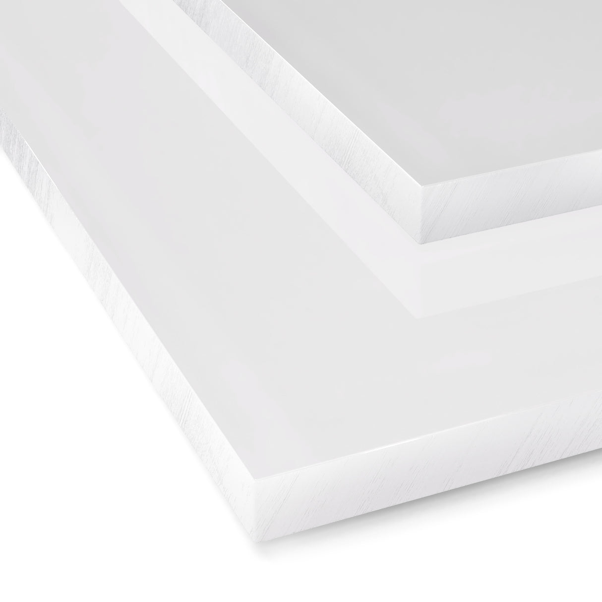 Lita płyta z poliwęglanu (PC) w kolorze opalowym (mlecznobiałym) o gładkiej półprzezroczystej powierzchni ułożona warstwowo z widoczną krawędzią przekroju