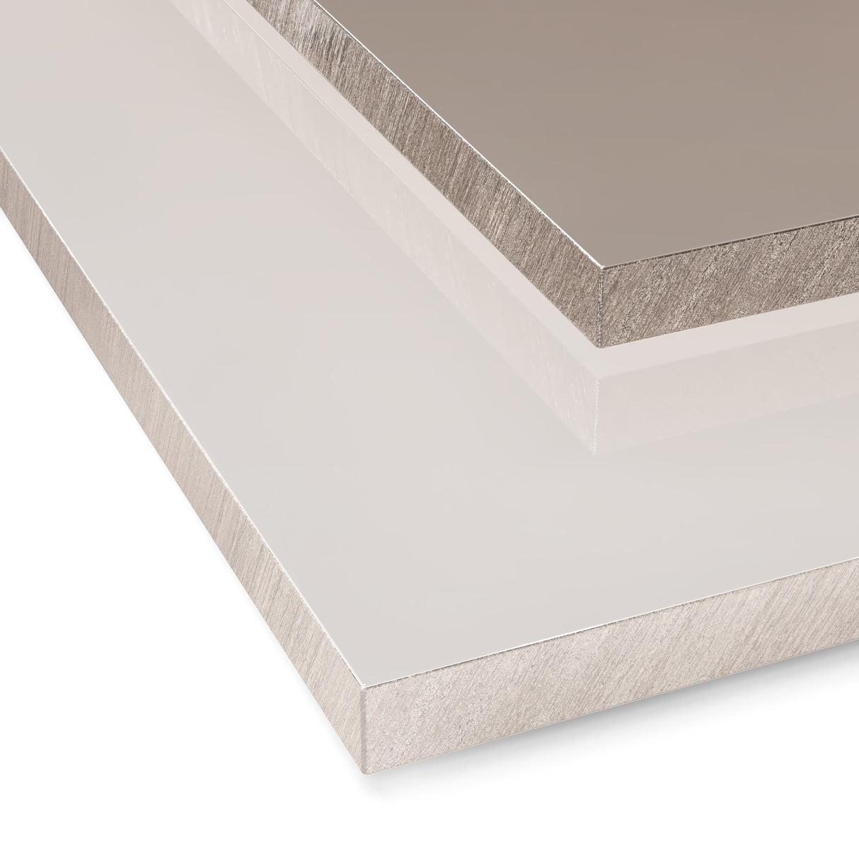 Lita płyta z poliwęglanu (PC) w kolorze przydymionym półprzezroczysta o gładkiej powierzchni i widocznej warstwowej krawędzi przedstawiona na jasnym tle