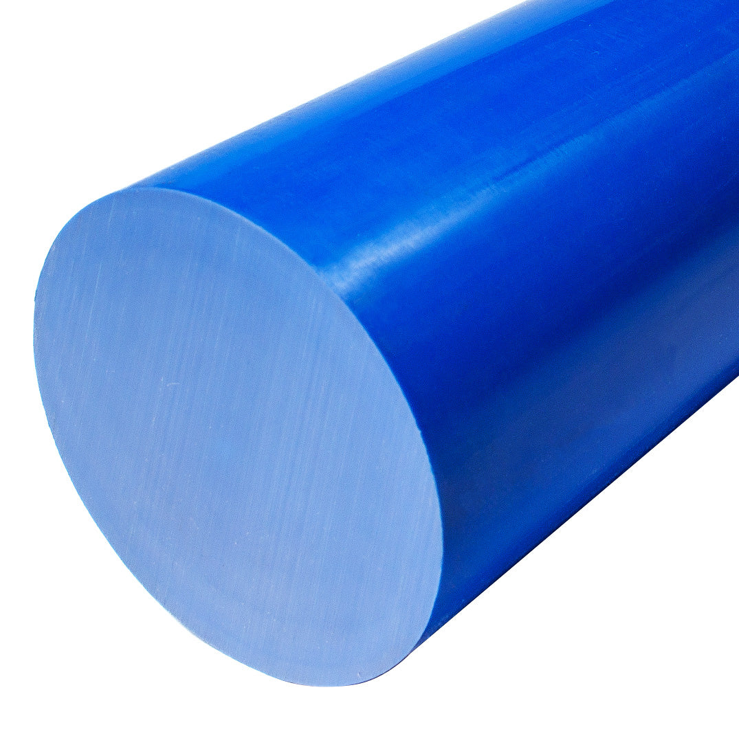 Niebieski wałek z tworzywa sztucznego o gładkiej jednorodnej powierzchni i okrągłym przekroju przedstawiony na jasnym tle