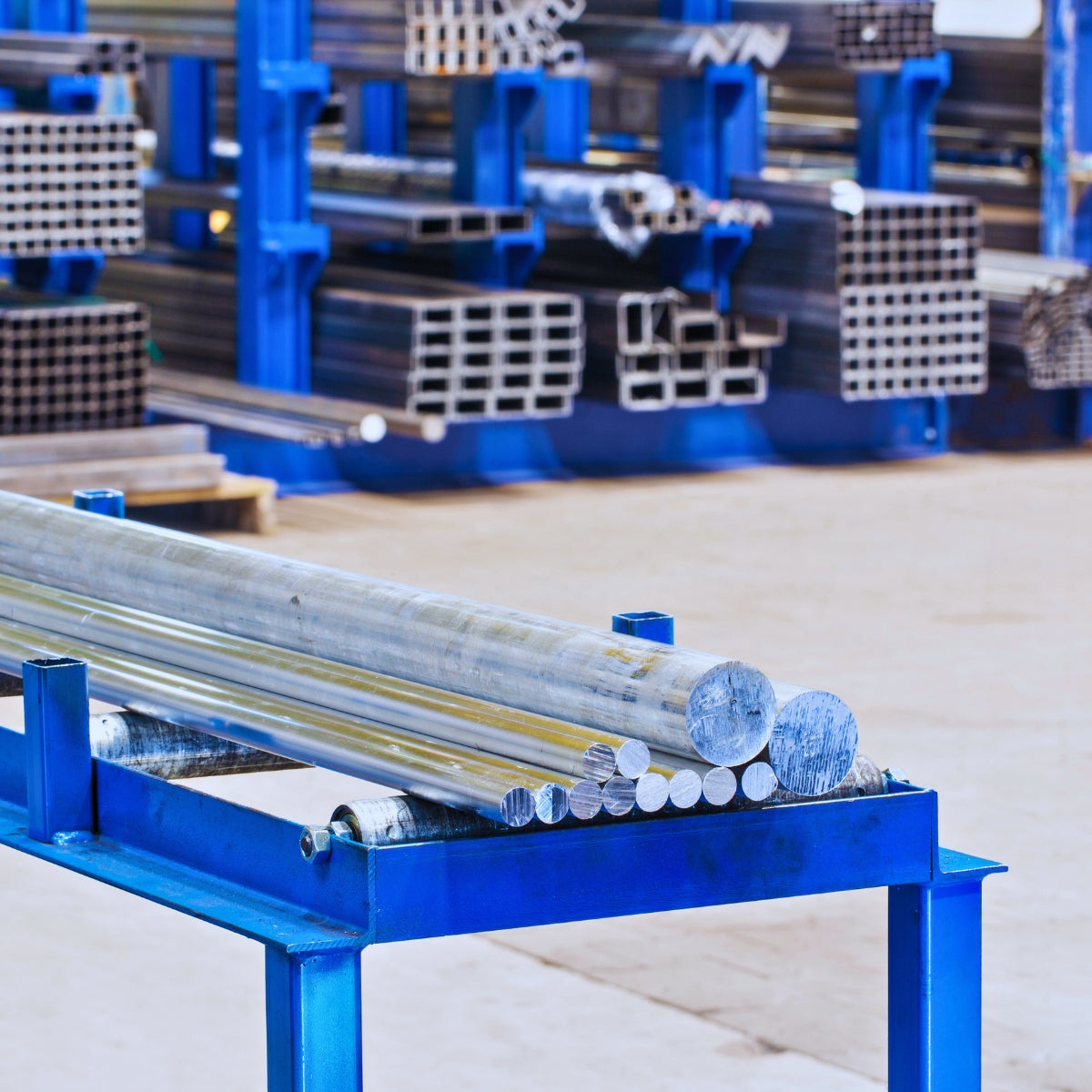 Pręty aluminiowe okrągłe w magazynie thyssenkrupp – różne średnice i długości materiałów z aluminium