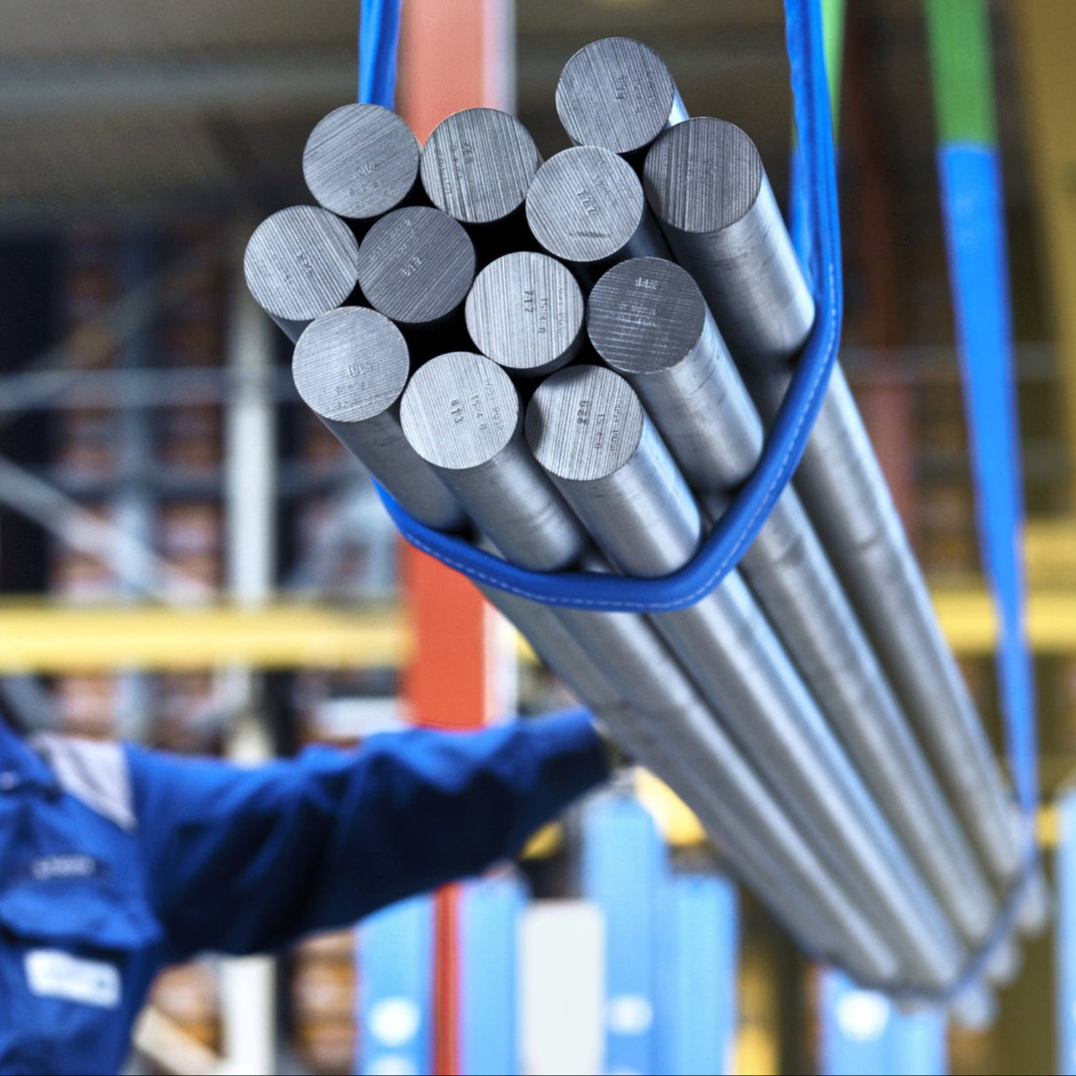 nierdzewne pręty okrągłe podwieszone w pasach na hali przemysłowej