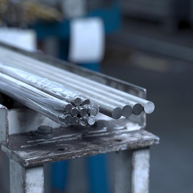 Okrągłe pręty ze stali nierdzewnej 304 owinięte folią, ułożone na rolotoku