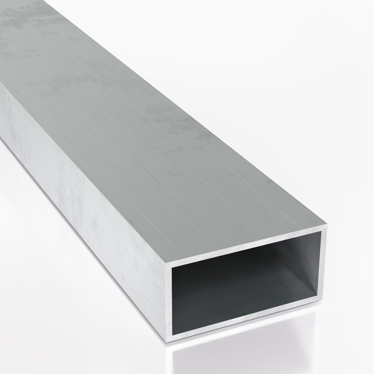 Profil aluminiowy zamknięty prostokątny o wymiarach 60x40 mm i grubości ścianki 4 mm wykonany ze stopu PA38 EN AW-6060 T66 Widoczna naturalna surowa powierzchnia aluminium z subtelnym rysunkiem szczotkowania zdjęcie wykonane w ujęciu perspektywicznym na jasnym tle prezentujące wnętrze i przekrój profilu