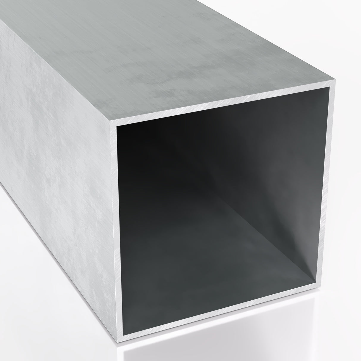 Profil aluminiowy zamknięty prostokątny o wymiarach 80x20 mm i grubości ścianki 2 mm wykonany ze stopu aluminium PA38 EN AW-6060 T66 Powierzchnia surowa matowa widoczne delikatne ślady szczotkowania ujęcie perspektywiczne na białym tle prezentujące strukturę i przekrój profilu