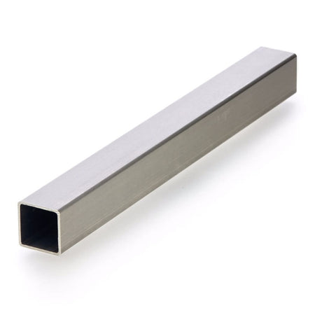 Kwadratowy profil stalowy nierdzewny na białym tle