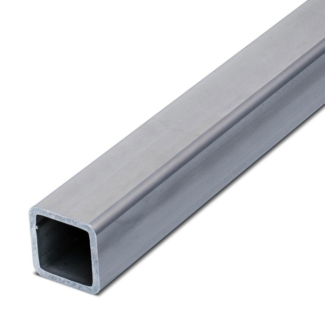 Kwadratowy zamknięty profil nierdzewny ujęty pod kątem na białym tle