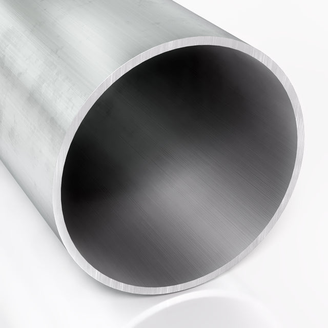 Zbliżenie na dużą rurę aluminiową o średnicy 100 mm i grubości ścianki 3 mm wykonanej ze stopu EN AW 6060 T66 z wyraźnie widoczną surową powierzchnią oraz gładką ciętą krawędzią przekroju