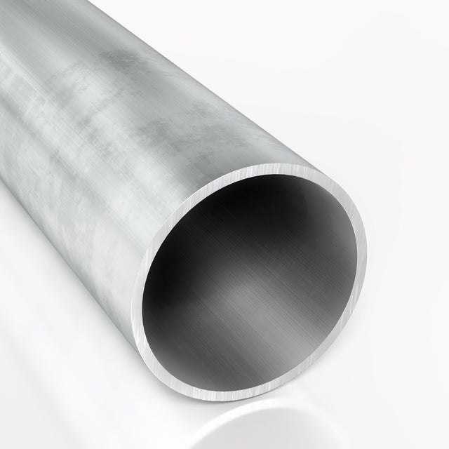 Rura aluminiowa o średnicy zewnętrznej 80 mm i grubości ścianki 3 mm wykonana ze stopu PA38 (EN AW-6060 T66) o surowej matowej powierzchni z widoczną strukturą materiału przedstawiona na jasnym tle