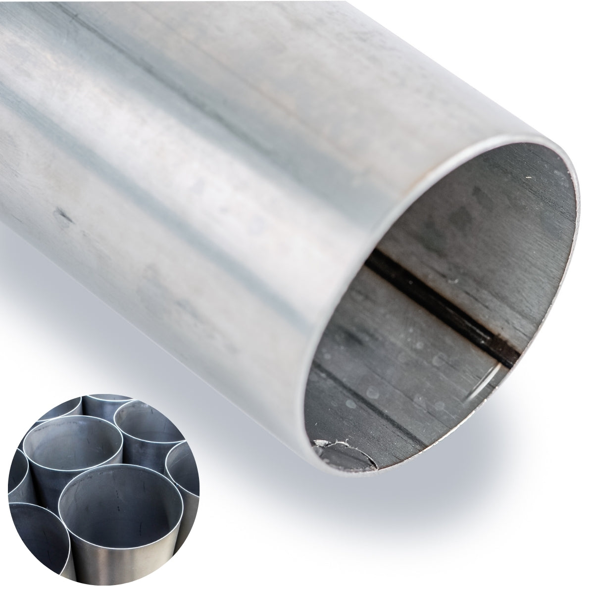 Zbliżenie na rurę nierdzewną z widocznym szwem spawalniczym oraz miniaturą wielu rur