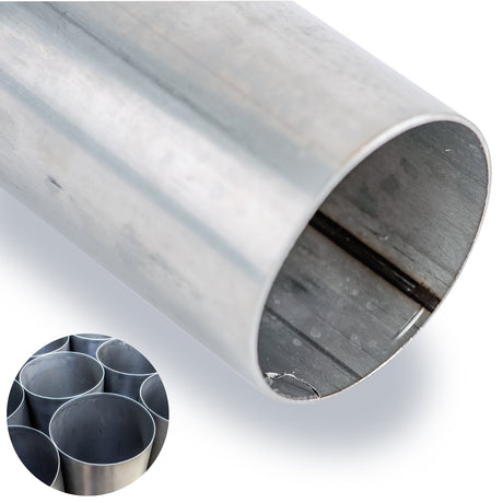 Zbliżenie na rurę nierdzewną z widocznym szwem spawalniczym oraz miniaturą wielu rur