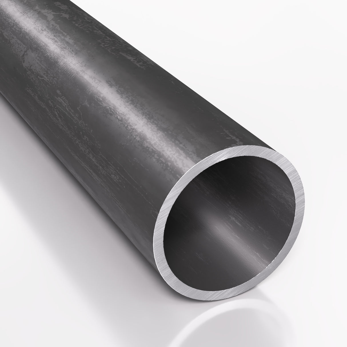 Bezszwowa rura stalowa o surowej przemysłowej powierzchni z wyraźnie widocznym przekrojem poprzecznym i metaliczną krawędzią przedstawiona na jasnym tle