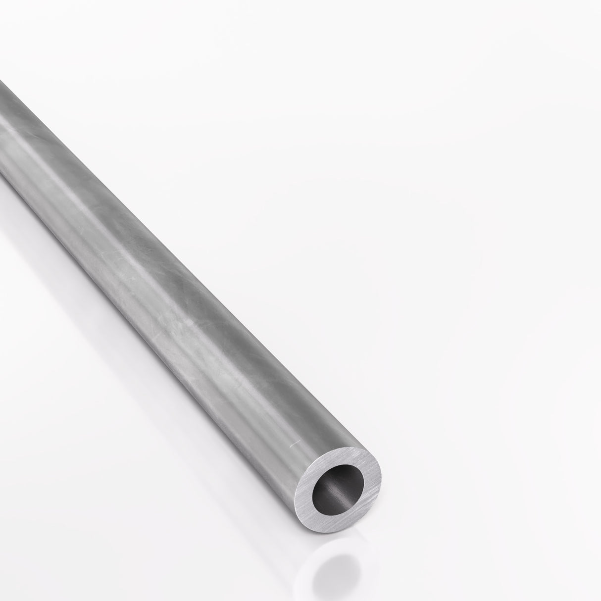 Precyzyjna rura stalowa bezszwowa o średnicy zewnętrznej 20 mm i grubości ścianki 4 mm w kolorze stalowym z widoczną strukturą powierzchni i przekrojem poprzecznym przedstawiona na jasnym tle