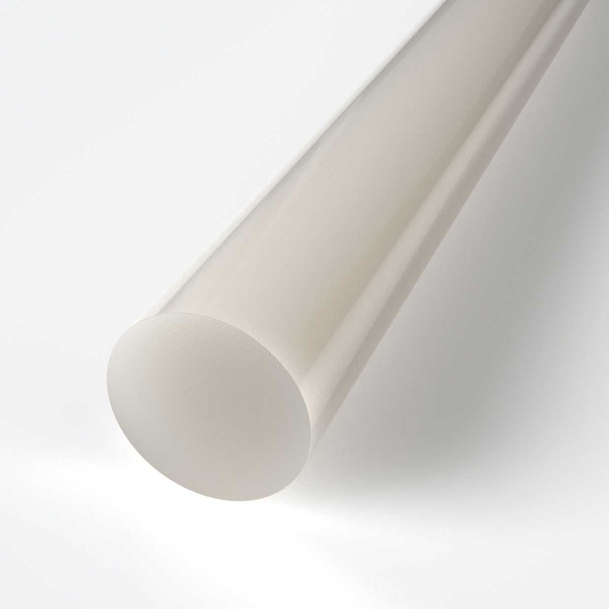 Pręt z tworzywa sztucznego POM-C w naturalnym białym kolorze o gładkiej jednorodnej powierzchni i okrągłym przekroju przedstawiony na jasnym tle