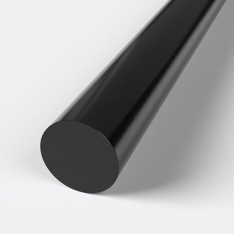 Czarny pręt z tworzywa sztucznego POM-C o gładkiej błyszczącej powierzchni i okrągłym przekroju przedstawiony na jasnym tle