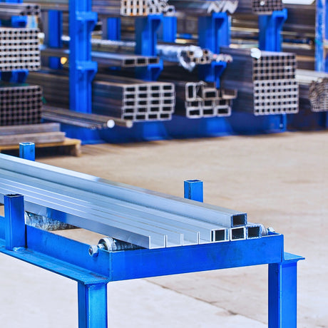 Ceowniki aluminiowe dostępne z magazynu – przygotowane do wysyłki w hali produkcyjnej