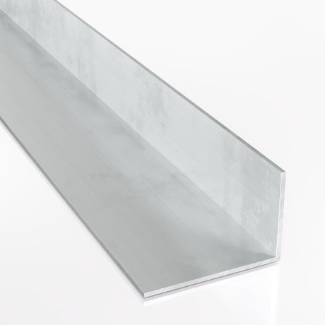 Surowy kątownik aluminiowy 50x25x2 mm PA38 EN AW-6060 przedstawiony na białym tle