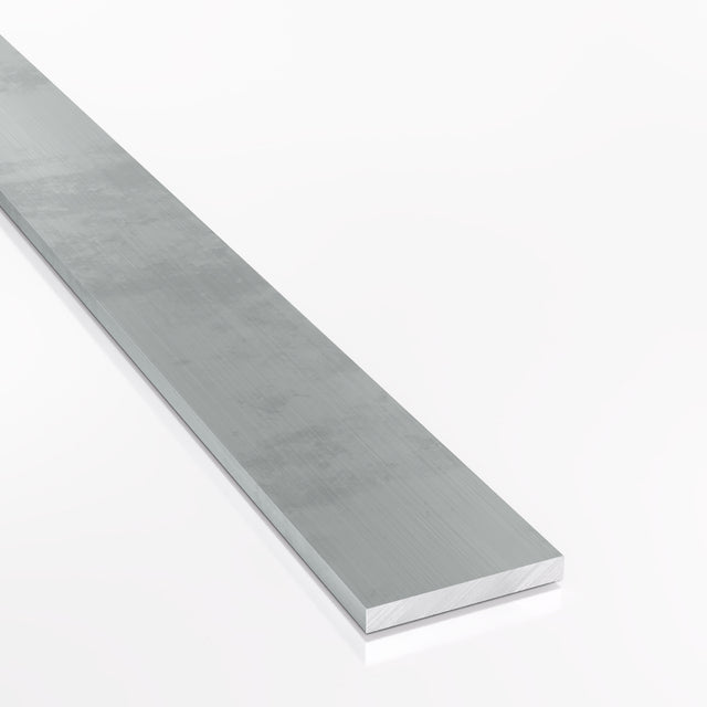Płaski profil aluminiowy 40x8 mm z widoczną surową fakturą powierzchni aluminium
