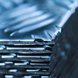 Blachy aluminiowe z ryflowanym wzorem ułożone warstwowo zbliżenie na krawędzie 